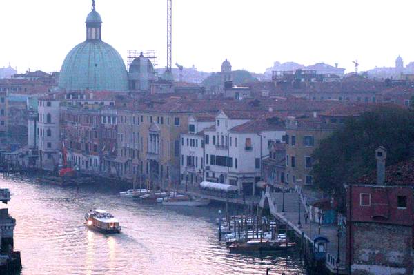 Venezia:al via nuova viabilità Canal Grande, gondole in fila