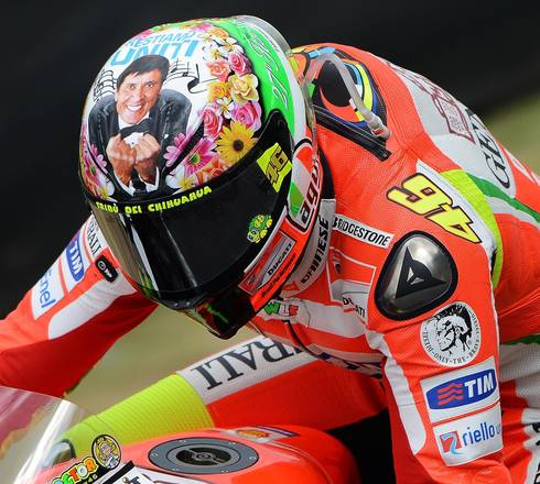 L'originale casco di Valentino Rossi, si ispira a slogan Morandi in ultimo Sanremo: 'Stiamo uniti'