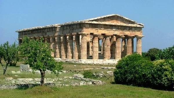 Uno dei templi del parco archeologico di Paestum