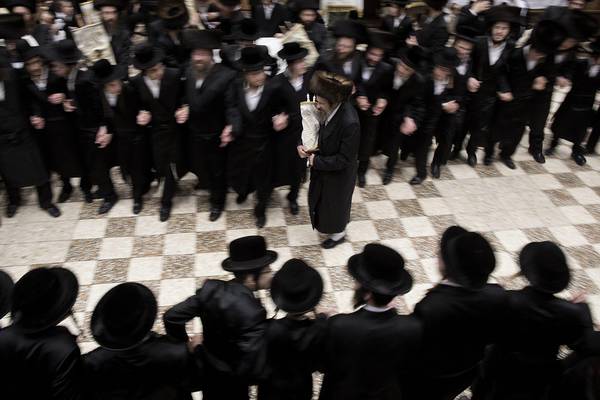 Ebrei ultra-ortodossi celebrano Simchat Torah a Mea She'arim a Gerusalemme
