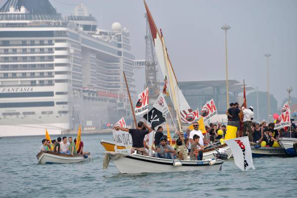 Grandi navi: Venezia, manifestazione contro scelta Contorta