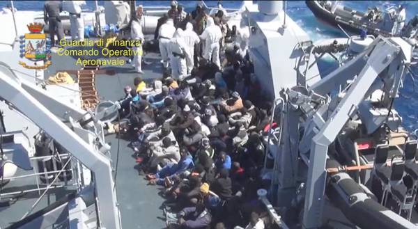 Naufraga barcone migranti, si temono più di 900 morti
