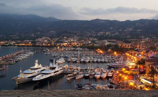 Il porto di Calvi in Corsica ( foto da sito Office de Tourisme de Calvi)