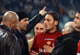 21 marzo 2004 - Il capitano della Roma, Francesco Totti parla con alcuni tifosi a centrocampo prima della definitiva sospensione del derby © Ansa