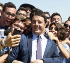 Photoansa 2014: Cap.1, Selfie di Renzi con i suoi sostenitori. Palazzo Chigi © ANSA