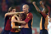 26 settembre 2001: Candela Zago e Francisco Lima festeggiano Francesco Totti autore di un gol contro la Lokomotiv Mosca © Ansa