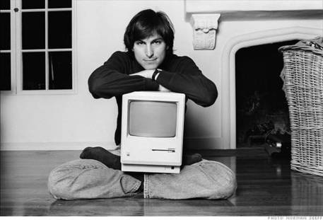 Steve Jobs posa con il primo Macintosh © Ansa