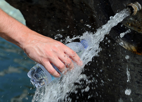 Bolletta dell'acqua rincara del 3,9% nel 2014 © ANSA 