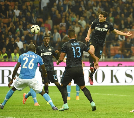 Il colpo di testa di Hernanes dell'Inter per il pareggio definitivo sul 2-2 tra Inter e Napoli allo stadio Meazza di Milano il 19 ottobre 2014 © ANSA