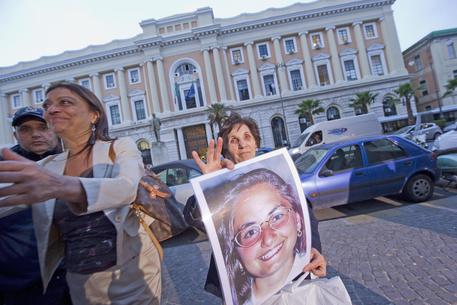 La madre di Elisa Claps mostra una foto della figlia in una foto d'archivio ANSA/CIRO FUSCO © ANSA