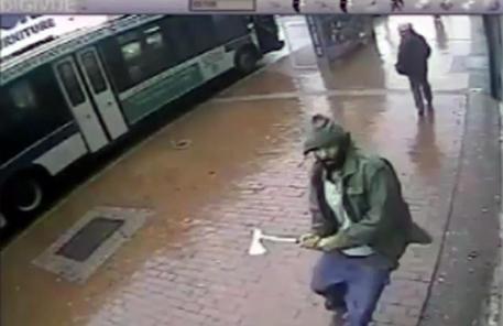 Un fermo immagine tratto da un video di sorveglianza mostra l'uomo che ha attaccato i poliziotti a New York © ANSA