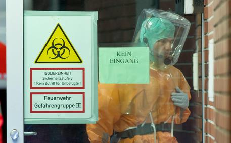 Personale medico dell'ospedale di Francoforte all'arrivo del paziente tedesco infettato © EPA