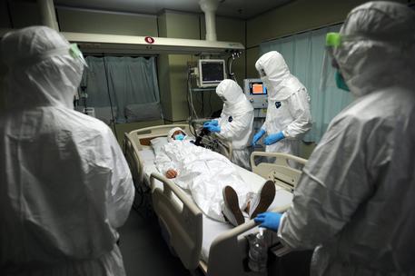 Personale medico cinese si 'esercita' a fronteggiare l'emergenza Ebola © EPA