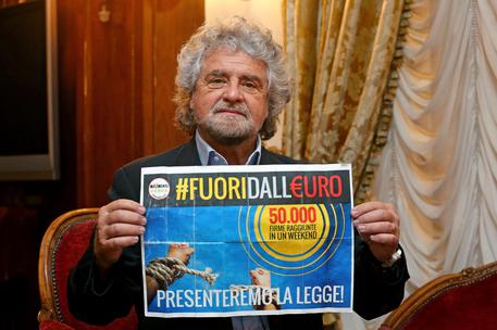 Beppe Grillo durante un'intervista rilasciata in esclusiva all'Ansa all'interno del suo albergo nel  centro di Roma, 18 dicembre ANSA/ALESSANDRO DI MEO © ANSA