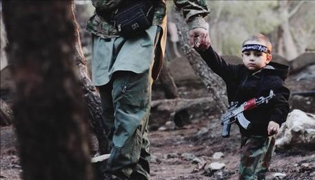 'Il mio bambino nelle foto dell'Isis', la denuncia della madre di Ismail © ANSA