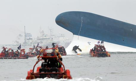 Il traghetto affondato nella Corea del Sud © EPA