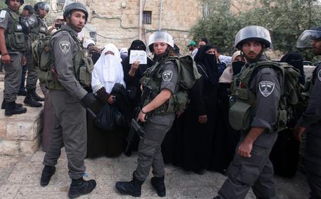 Tensioni e scontri a Gerusalemme per le limitazioni imposte dalla polizia ai fedeli islamici © EPA