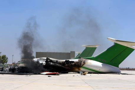 Scontri per il controllo dell'aeroporto di Tripoli © ANSA 