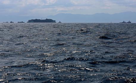 La Costa Concordia con tutto il convoglio davanti la Corsica © ANSA