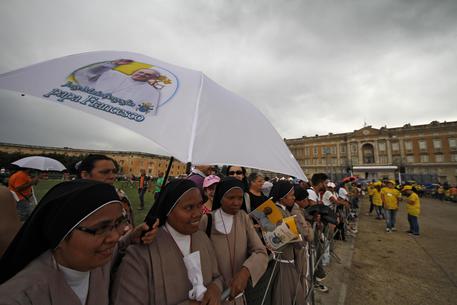 Papa: a Caserta cominciato afflusso dei pellegrini © ANSA