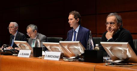 John Elkann (2/o da d) e Sergio Marchionne (1/o da d) durante l'assemblea degli azionisti Fiat al Lingotto, 1 agosto 2014 © ANSA