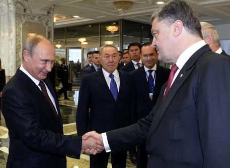 Vertice a Minsk, stretta di mano fra Putin e Poroshenko © EPA