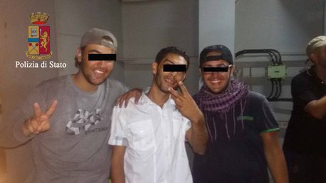 Immigrazione: fermati 7 scafisti, traditi da selfie su yacth © ANSA