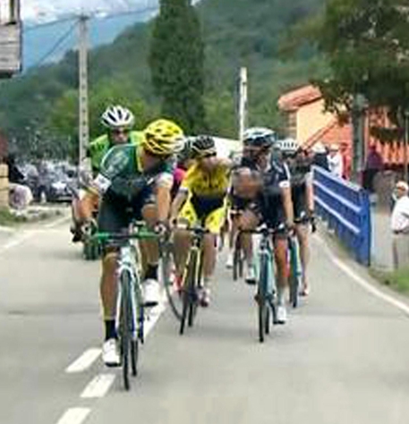 In un frame tratto dal canale televisivo Eurosport, i due corridori Gianluca Brambilla e Ivan Rovny (s) protagonisti di una rissa durante la tappa odierna della Vuelta © ANSA