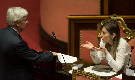 Paolo Romani di Fi con il ministro per le Riforme Costituzionali, Maria Elena Boschi © ANSA
