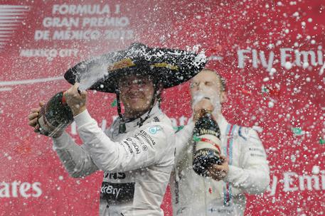 La festa sul podio di Rosberg © EPA