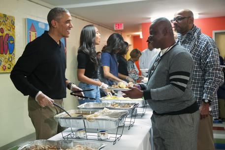 La famiglia Obama serve la cena ai senzatetto © AP