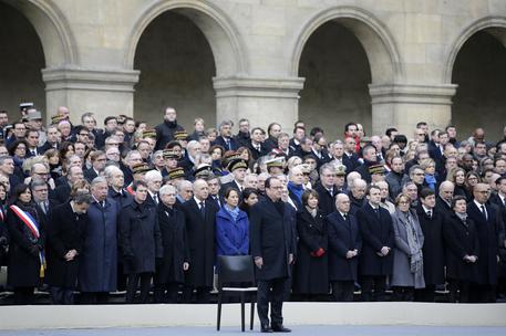 Francois Hollande a Les Invalides per la cerimonia di omaggio della Francia a Parigi per le vittime © AP
