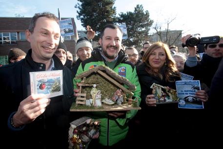 Salvini davanti alla scuola di Rozzano © ANSA