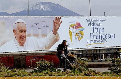 Papa a Napoli: striscioni sul lungomare Caracciolo © ANSA