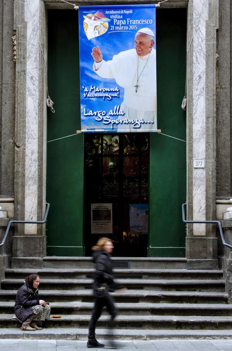 Papa a Napoli: poster su facciate chiese © ANSA
