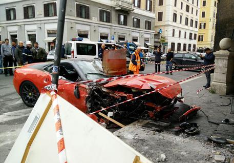 Ferrari finisce in negozio in centro Roma, ferito conducente © ANSA