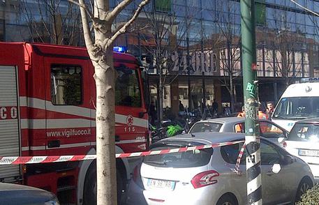 Una veduta esterna della sede del 'Sole 24 ore' a Milano dopo un allarme bomba, 5 marzo 2015 © ANSA
