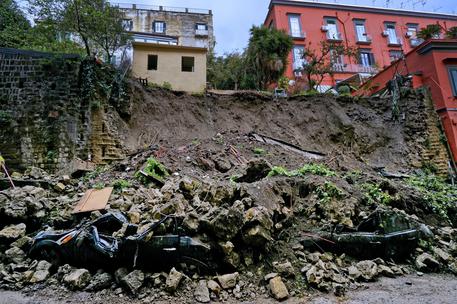 Crolla muro a Napoli, travolte otto auto © ANSA