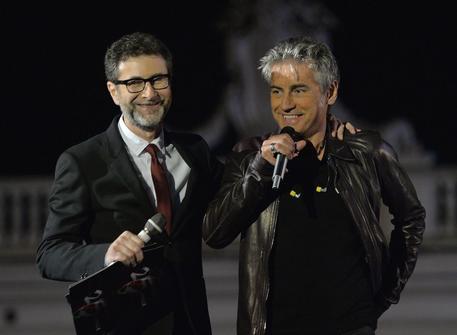 Fabio Fazio con Luciano Ligabue, durante il programma 'Viva il 25 Aprile!' © ANSA