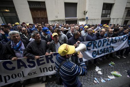 La protesta degli operai sotto il Ministero dello Sviluppo Economico © ANSA