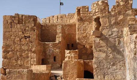 La foto diffusa dal sito web dello Stato Islamico in cui si vede la bandiera dell'Isis sulla sommita' del castello di Palmira (Ansa/Ap) © AP