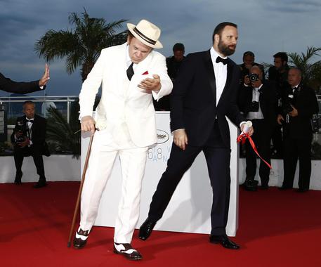 La danza di Yorgos Lanthimos e  John C Reilly vincitori del premio della Giuria con il film 'The Lobster' © EPA