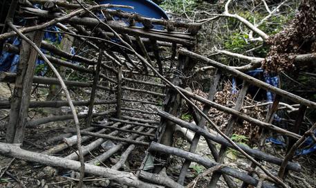 Orrore immigrazione in Asia, le gabbie dove venivano tenuti prigionieri i migranti © AP