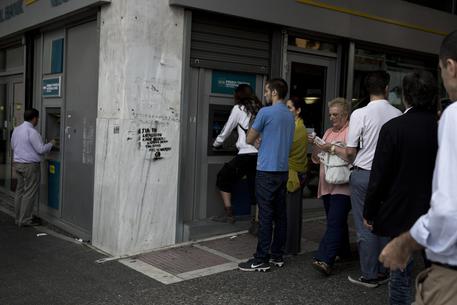Grecia, file ai bancomat © AP