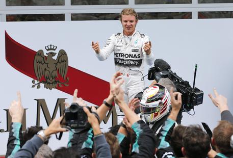 Il pilota tedesco Nico Rosberg della Mercedes esulta davanti ai suoi tifosi dopo aver vinto il Gp d'Austria di Formula 1 sul circuito di Spielberg il 21 giugno 2015 © EPA