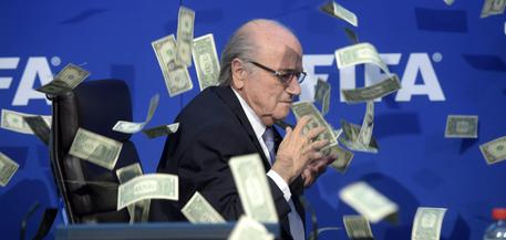 Blatter contestato, lancio di banconote sul presidente Fifa © EPA