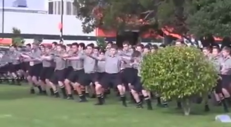 Un frame del video della danza Maori degli studenti al funerale del prof (da Youtube) © Ansa