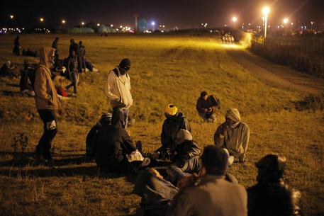 Immigrazione: terza notte assalti a sito Eurotunnel Calais © AP