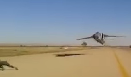Libia: caccia in fase decollo sfiora un uomo in pista  © Ansa