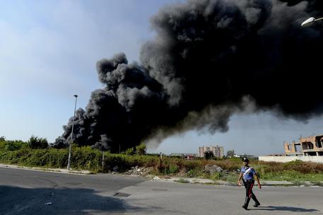 Incendi: in fiamme 300 veicoli in deposito del Napoletano © ANSA